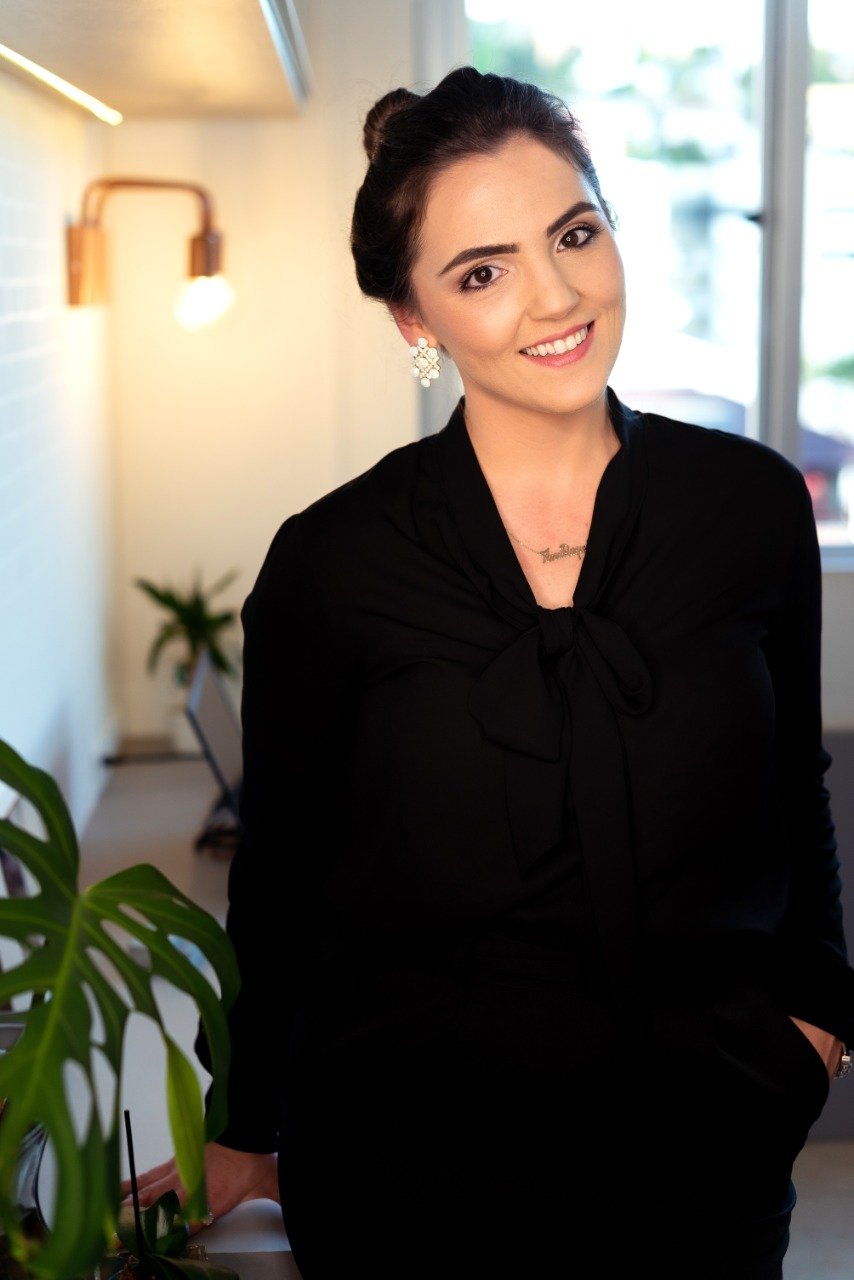 Ana Ferrazzo no escritório